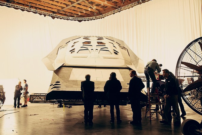 놀란 감독은 인터스텔라를 연출하며 지구를 배경으로 한 쿠퍼의 집부터 우주선까지 직접 제작하는 세심함을 보였다./워너브러더스코리아 제공