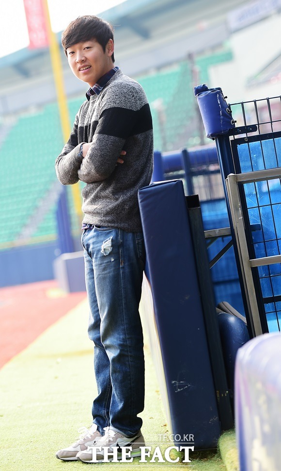 정수빈이 23일 더팩트 취재진과 인터뷰를 마치고 잠실구장 더그아웃에서 포즈를 취하고 있다.