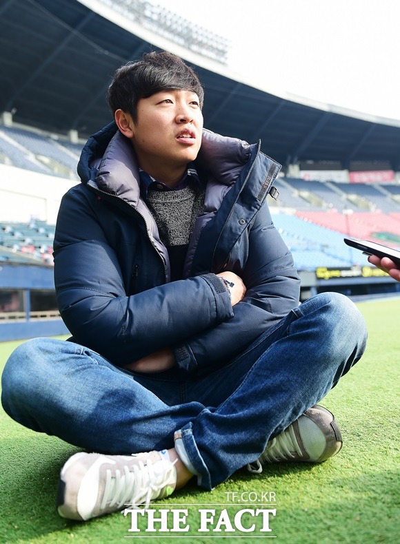 정수빈이 23일 잠실구장에서 더팩트 취재진을 만나 2014시즌을 마친 소감을 밝히고 내년 시즌 각오를 밝히고 있다. /잠실구장 = 배정한 기자