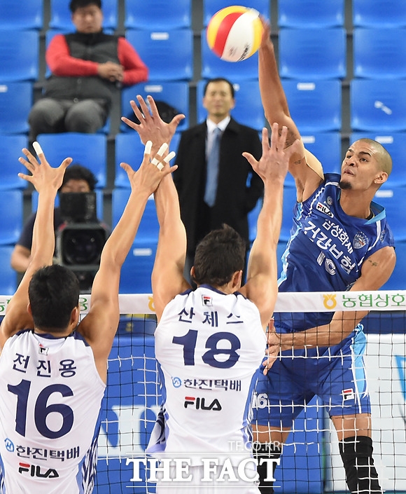 삼성화재가 25일 30점을 올린 레오의 활약에 힘입어 현대캐피탈을 세트 스코어 3-0으로 물리치고 단독 선두를 기록했다. 지난 1일 대한항공과 경기에서 강력한 오픈 공격을 시도하고 있는 레오(오른쪽). / 최용민 기자