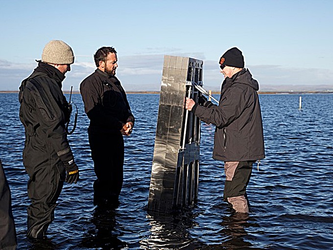영화에 등장하는 로봇 타스. 직사각형의 막대기처럼 생겼지만, 우주인들에게 다양한 도움을 제공하며 우정을 키워간다./워너브러더스 코리아 제공