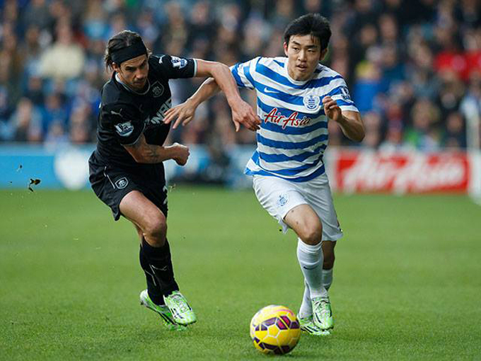 윤석영(오른쪽)이 지난 7일 열린 리그 15라운드 번리전에서 드리블하고 있다. / 퀸즈 파크 레인저스 페이스북