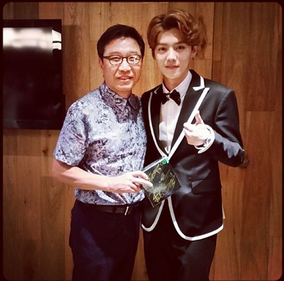 루한(오른쪽)이 엑소 탈퇴 전 SM엔터테인먼트 이수만 사장과 함께한 사진이 눈길을 끌고 있다. / 루한 인스타그램