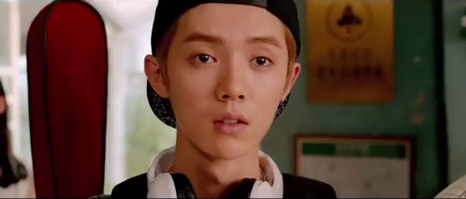 루한이 출연한 중반 20세가 주목을 받고 있다. 루한은 지난 10월 10일 SM을 상대로 전속계약 효력 부존재확인 소송을 제기한 후 혼자 중국으로 건너갔다. /중반 20세 예고편 캡처