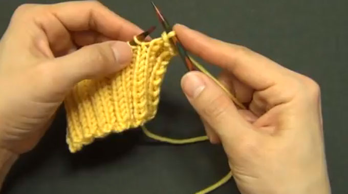 고무뜨기 하는 법이 누리꾼들의 관심을 받고 있다. 고무뜨기 하는 법은 겉뜨기와 안뜨기를 번갈아가면서 떠야 한다. /유튜브 영상 갈무리