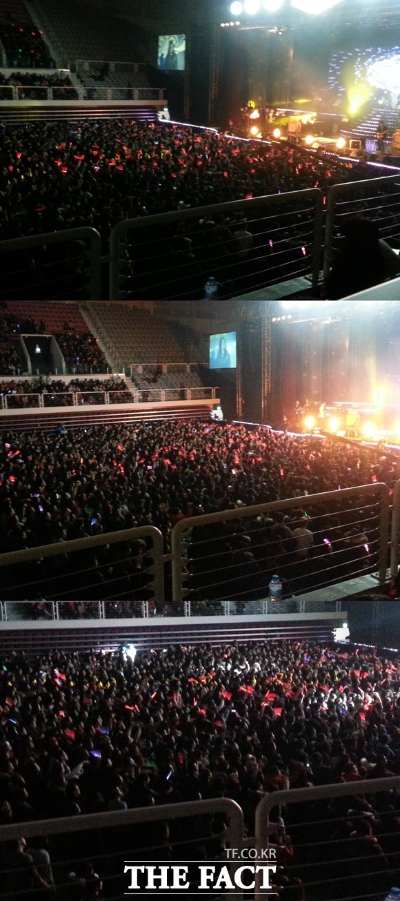 27일 열린 넥스트 콘서트에서 팬들이 열광적으로 음악을 즐기고 있다. /박소영 기자