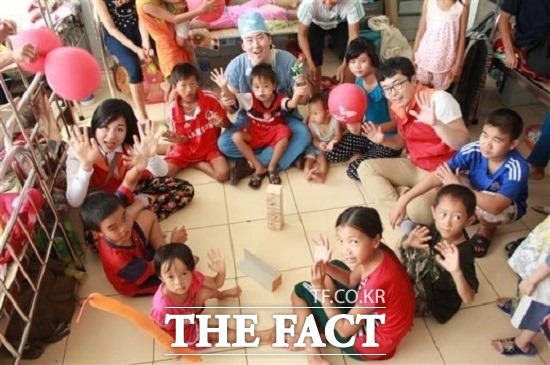 SK그룹은 지난해까지 무려 18년 동안 베트남 얼굴기형 어린이 무료수술 사업을 진행하고 있다.