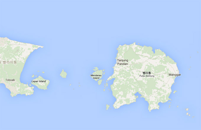 인도네시아 당국이 에어아시아 여객기가 추락한 것으로 추정되는 벨리퉁섬 인근 해안에서 대대적인 수색 작업을 벌이고 있다. / 구글맴 검색 화면 캡처