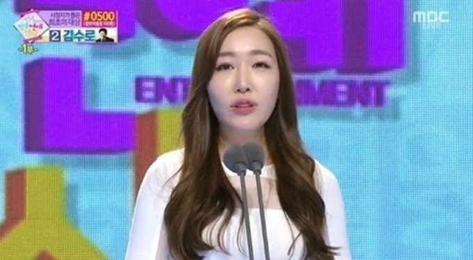 김태희 작가는 무대에 올라 5분 이상 수상소감을 이어갔다./MBC 방송 캡처