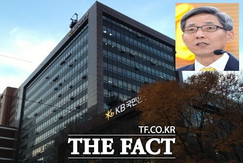 윤종규 KB금융지주 회장은 취임 후 첫 인사를 통해 10곳 가운데 7곳의 대표 교체를 단행했다./더팩트DB