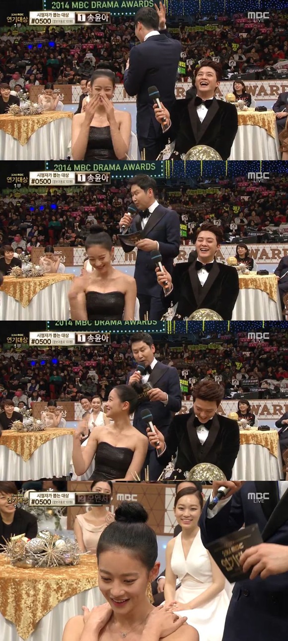 방송인 신동엽(가운데)이 배우 오연서(맨 아래)를 향해 짓궂은 농담을 건넸다. / 2014 MBC 연기대상 방송 캡처