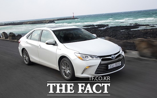 도요타와 렉서스에서 모두 12개 모델이 최근 미국 고속도로안전보험협회(IIHS)의 2015년 최우수등급과 우수등급 수상의 영예를 얻었다. 도요타 올 뉴 스마트 캠리 / 한국도요타 제공