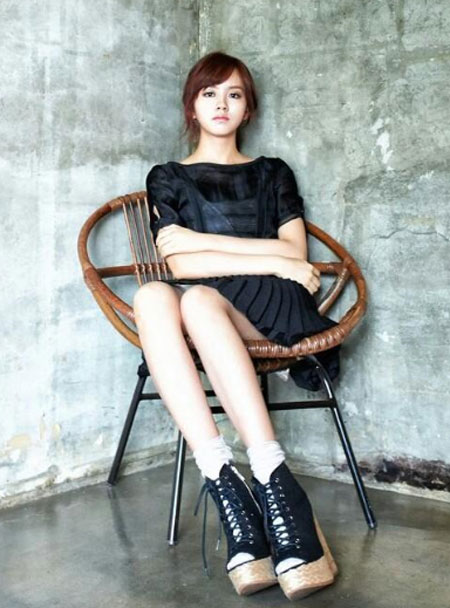 배우 김소현의 시크한 매력이 담기 사진이 눈길을 끌고 있다. /김소현 트위터