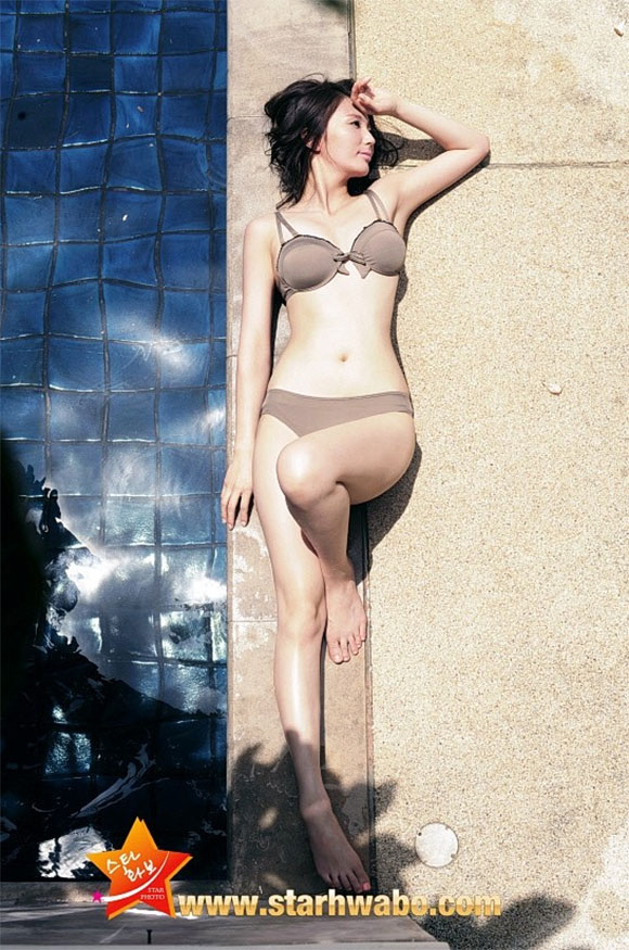 안혜경의 과거 비키니 화보가 눈길을 사로잡는다. 안혜경은 태국 코사무이에서 비키니를 입고 남성팬들을 설레게 하는 화보를 촬영했다. 안혜경 /안혜경 스타화보