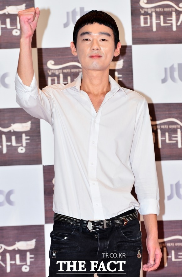 방송인 허지웅이 영화 국제시장에 내린 평 때문에 지적이 일자 법적으로 대응하고 나섰다. / 더팩트DB