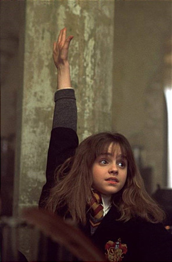 해리 포터 시리즈에서 귀여운 매력으로 사랑받았던 엠마 왓슨의 노출 연기 도전에 외신들도 놀랍다는 반응을 보였다. / 해리 포터와 마법사의 돌 스틸