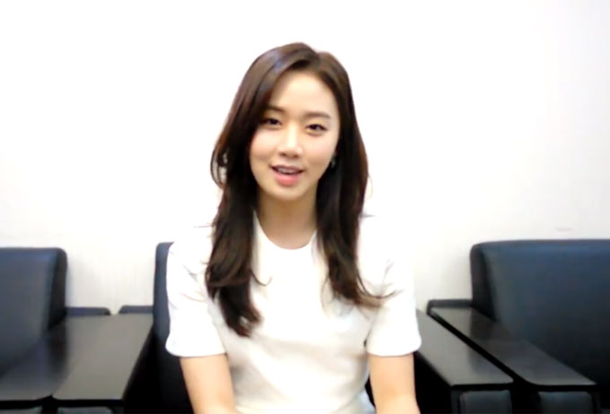 30일 서울 상암동 MBC 신사옥에서 열린 2014 MBC 연기대상 시상식에서 여자 신인상을 받은 고성희가 퇴장로를 찾지 못해 MC석을 가로질러 다니는 해프닝이 벌어졌다. 고성희는 이날 페이스북에 신년 인사 동영상을 올려 눈길을 끌고 있다. / 고성희 페이스북 캡처