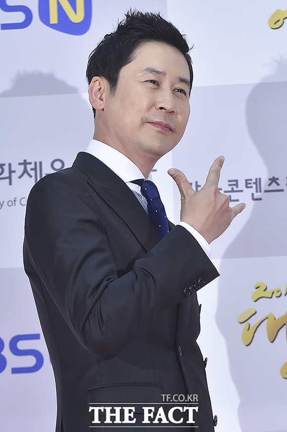 신동엽이 2014 MBC 연기대상에서 특유의 입담을 뽐냈다. 신동엽은 고성희와 오연서에게 재치 있는 말을 건네며 주위를 웃음바다로 만들었다. /최진석 기자