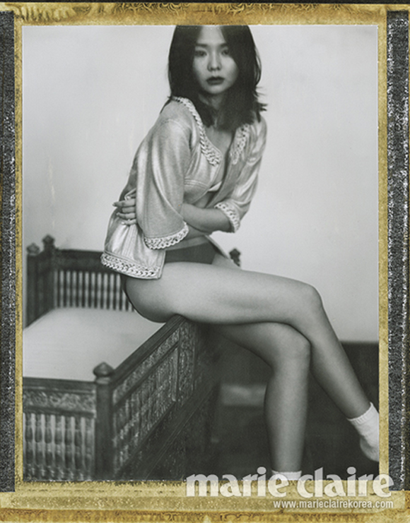 이솜이 화보에서 매끈한 몸매와 프로 모델 다운 면모를 보여 팬들의 마음을 설레게 하고 있다. / 마리끌레르 제공