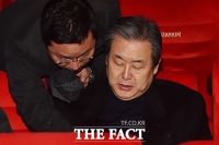 [TF포토] 김무성, '내 자리가 여기 맞나?'