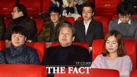 [TF포토] 영화관 찾은 김무성 대표