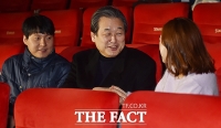 [TF포토] 김무성, '국제시장 관람객과 악수'