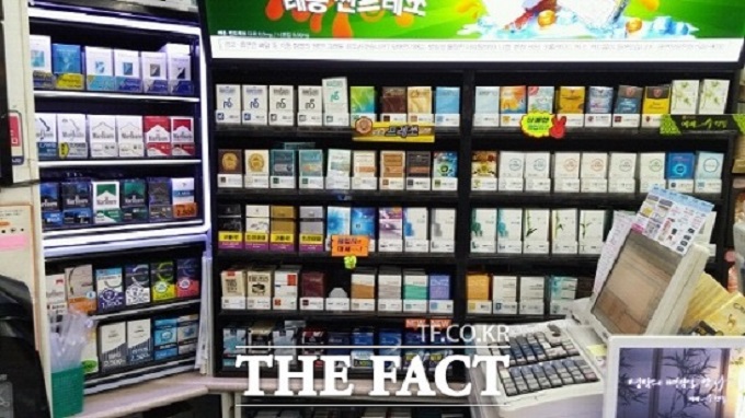 1일 담배 1갑(20개비)의 가격이 2000원 인상, 1갑당 4500원으로, 4700원에 구매할 수 있다. 가격만 인상된 게 아니다. 금연지역도 확대됐다./더팩트 DB