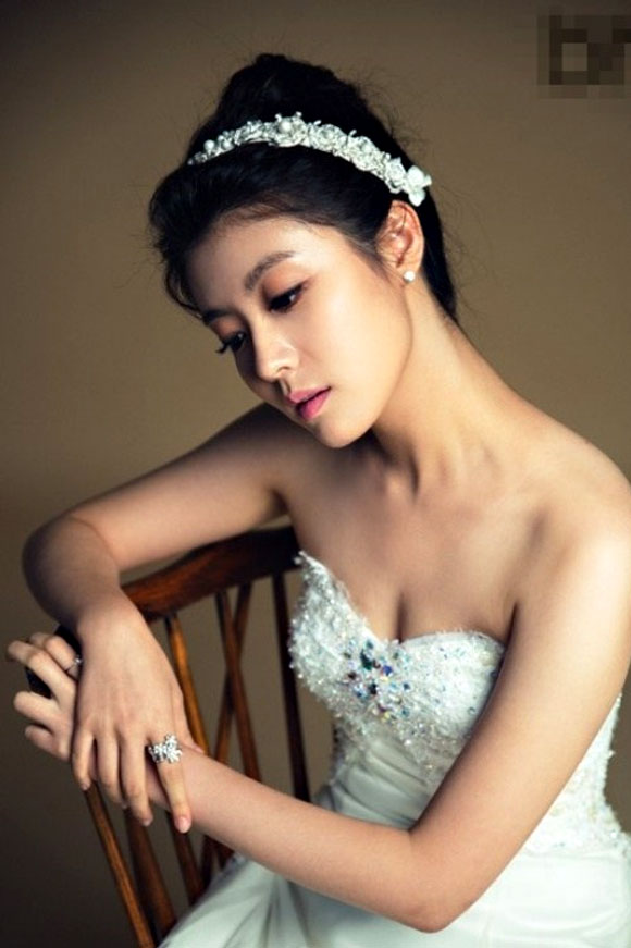 bnt가 지난해 10월 공개한 남지현 화보가 재조명받고 있다. 사진 속 남지현은 고혹적인 매력을 담아냈다. / bnt 제공