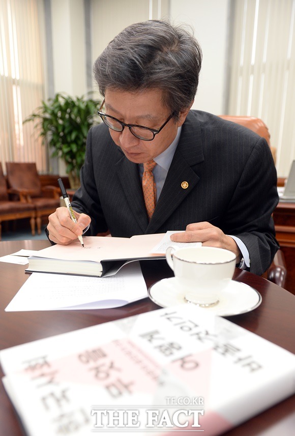 최근 발간한 저서 한국 사회 무엇을 어떻게 바꿀 것인가-박형준의 공진국가 구상에 사인을 하고 있는 박 사무총장.