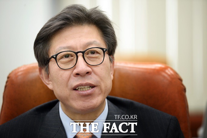 박 사무총장이 20대 총선 출마 여부와 관련해 지금은 공진국가를 위한 새로운 정치의 흐름을 만들어나가는데 기여하고 싶다고 답하고 있다.