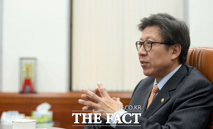 기존의 발전 국가 모델이 아닌 앞으로 공진 국가 모델로 가야 한다고 강조하는 박 사무총장.