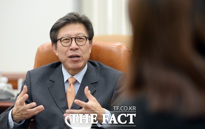 취임했을 당시 세월호 참사로 암약해야만 했다는 심경을 취재진에게 털어놓는 박 사무총장.