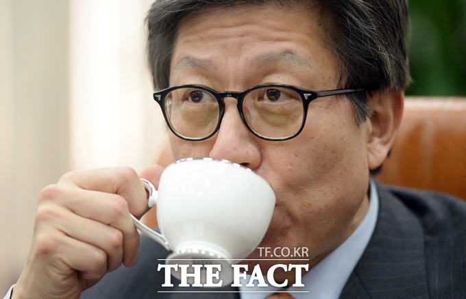 박 사무총장이 인터뷰 도중 잠시 차를 마시고 있다.