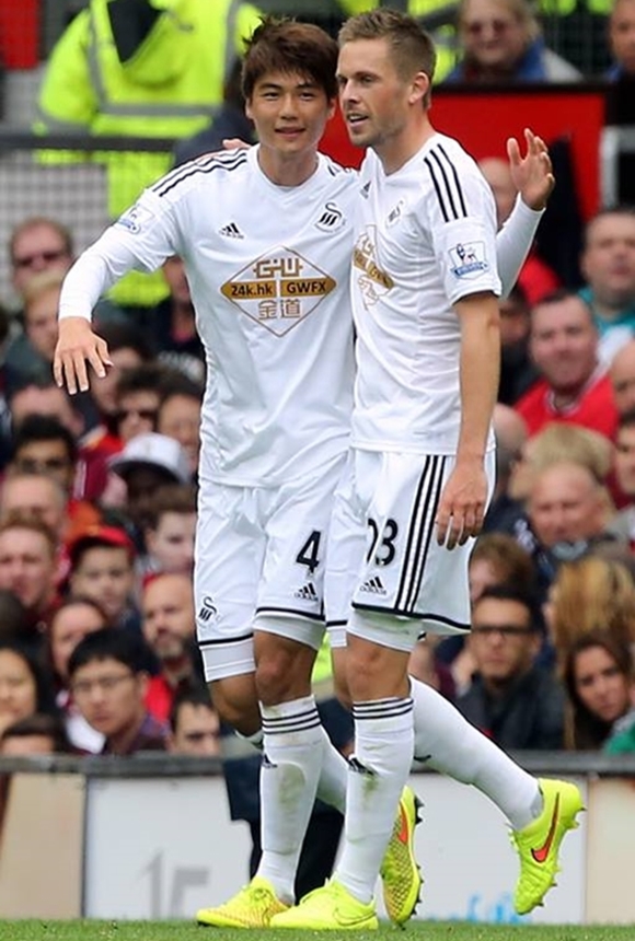 제라드 후계자로 기성용(왼쪽)이 새롭게 급부상할 수 있을지 관심이 쏠리고 있다. /스완지 시티 페이스북 캡처