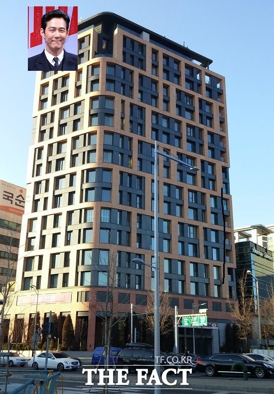 배우 이정재가 살고 있는 삼성동 라테라스는 연인 임세령 상무와 데이트 장소로 알려져 화제를 모은 가운데 이곳의 시세는 평당(3.3㎡) 3000만 원대이다. 이정재가 거주하는 복층 구조의 시세는 50억 원 수준이다. /삼성동=변동진 기자