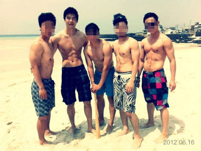 기성용이 소속팀 스완지시티에서 시즌 첫 도움을 기록한 가운데 과거 명품 복근 사진이 눈길을 끌고 있다. /기성용 트위터