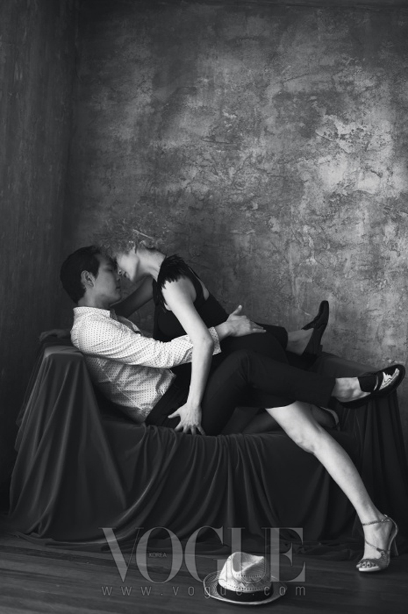 이정재가 임세령의 남자로 관심을 받고 있다. 임세령의 남자 이정재가 김혜수와 아찔한 상황을 연출한 화보도 눈길을 끌고 있다. / 보그 제공