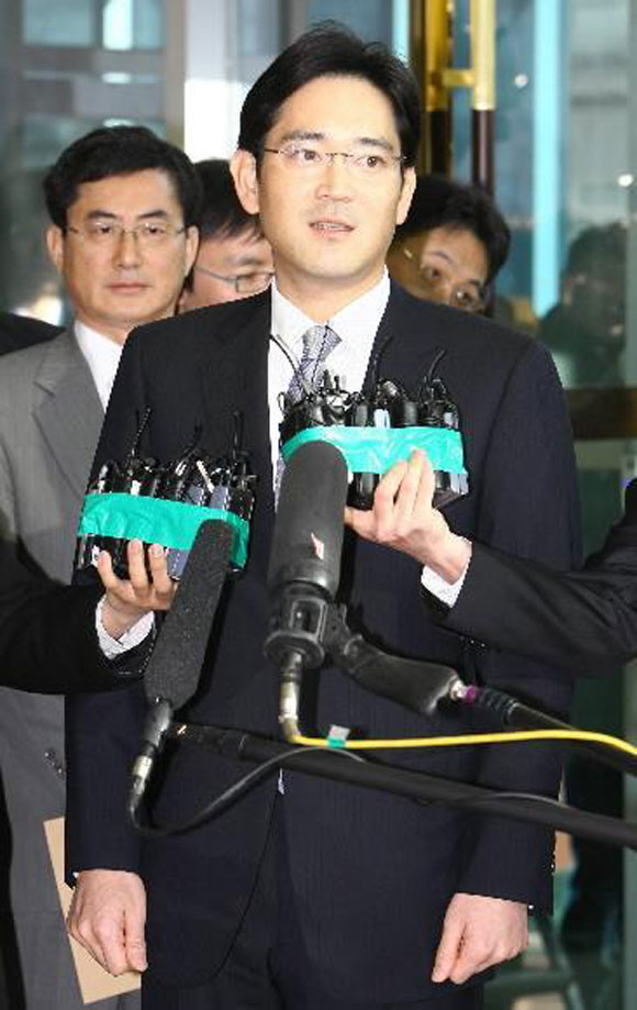 이재용 부회장이 잘생긴 외모와 화려한 스펙으로 누리꾼들의 관심을 받고 있다. 이재용 부회장은 삼성전자 사장에서 2012년 부회장으로 올라섰다. /서울신문 제공