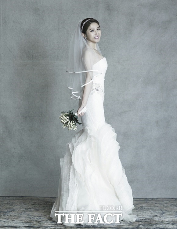 김경란 씨가 순백의 드레스를 입고 아름다운 몸매를 뽐내고 있다./김상민 페이스북