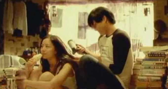 문채원(왼쪽)의 과거 모습이 누리꾼들의 관심을 받고 있다. 문채원은 과거 성시경의 뮤직비디오에 출연해 성시경과 애정 연기를 펼쳤다. /성시경 뮤직비디오 영상 갈무리