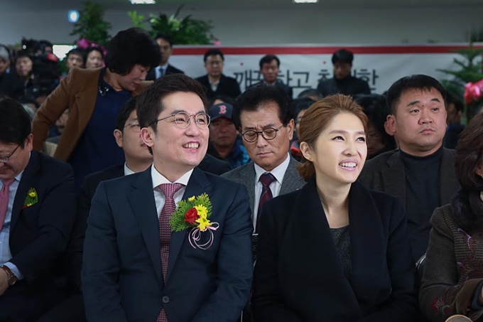 김상민 의원(왼쪽)이 페이스북에 김경란 전 아나운서와 함께 찍은 웨딩 사진을 공개해 눈길을 끌고 있다. /김상민 의원실 제공