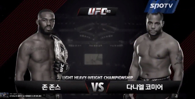 존존스 코미어 대결이 주목을 끌었다. 존존스 코미어 대결은 피말리는 접전 끝에 결국 챔피언 존존스의 승리로 막을 내렸다. / SPOTV 캡처
