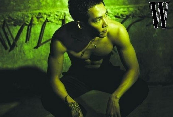 이정재가 화보에서 빨래판 복근을 뽐냈다. 이정재는 지난 1일 임세령과 연인 사이로 밝혀진 바 있다. /W 코리아