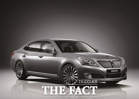 현대자동차는 기능과 편의성이 업그레이드된 멀티미디어와 고급 사양을 갖춘 2015년형 에쿠스를 5일 출시했다. / 현대자동차 제공