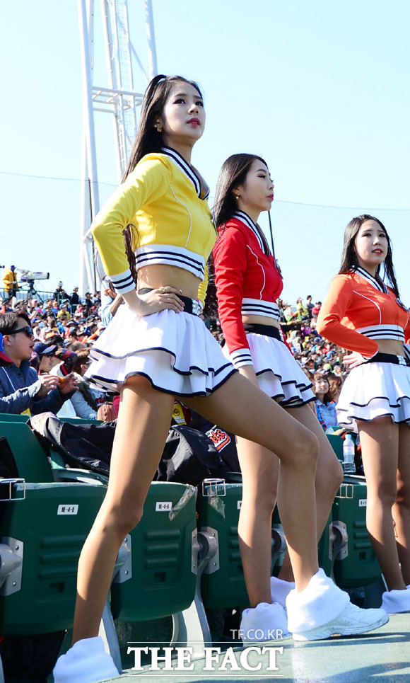 치어리더 박기량이(맨 왼쪽) 지난해 4월 10일 울산 문수야구장에서 열린 2014 프로야구 롯데 자이언츠 대 삼성 라이온즈에서 눈부신 각선미를 뽐내고 있다. 박기량은 노란색 배꼽티와 미니스커트로 관중의 시선을 사로잡았다. / 배정한 기자