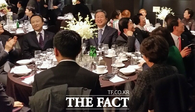 김무성 새누리당 대표가 김상민·김경란 부부의 결혼식에 참석해 동료 의원들과 대화를 나누고 있다./더팩트 독자 제공