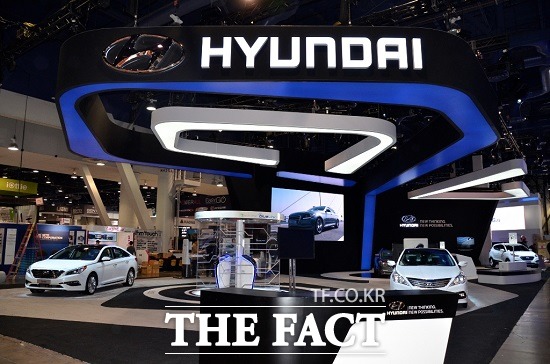 현대자동차가 오는 9일까지 미국 라스베이거스에서 열리는 세계 최대 소비자가전 전시회 CES 2015에서 손목시계로 자동차 시동을 걸고, 운전자의 건강 상태, 생활 패턴을 기록하는 등 영화에서 나올 법한 다양한 미래 차량IT 신기술을 공개한다고 6일 밝혔다. / 현대자동차 제공