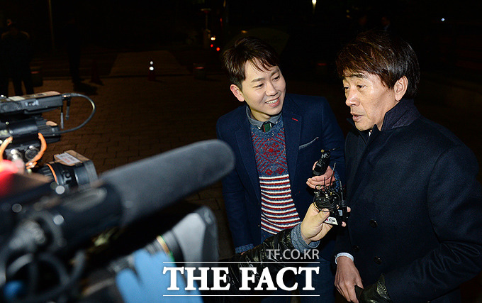 김상민 김경란의 결혼식에 참석한 왕종근(오른쪽)은 신부를 아끼고 잘 살라고 신랑에게 조언해 눈길을 끌었다. / 임영무 기자