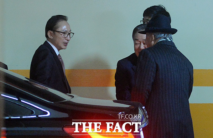 이명박 전 대통령(왼쪽)이 6일 오후 서울 서초구의 한 호텔에서 열린 제56차 선진한반도포럼 신년하례회에 참석하기 위해 차량에서 내리고 있다./문병희 기자