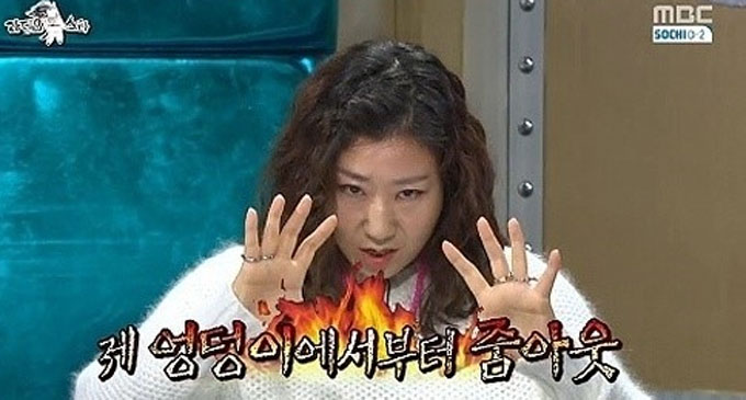 배우 라미란이 지난해 2월 출연한 MBC 라디오스타에서 친절한 금자씨에서 엉덩이 노출로 데뷔한 에피소드를 털어놔 이목을 끌었다. / MBC 황금어장-라디오스타 캡처